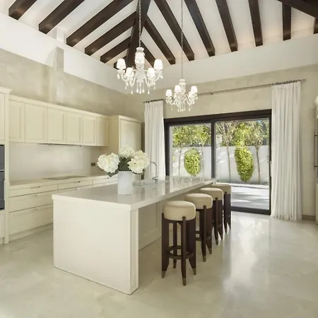 Ytu Beach Front - Puente Romano Apartment